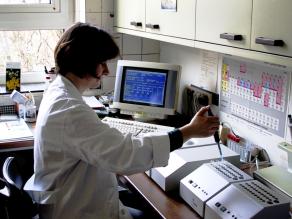 Laborantin, die eine Bakteriensuspension mittels einer Pipette in Probenröhrchen überführt. Laborantin, die eine Bakteriensuspension mittels einer Pipette in Probenröhrchen überführt.