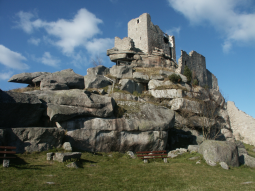 Ruine auf dem Felsen aus großen Granitfelsblöcken. Ruine auf dem Felsen aus großen Granitfelsblöcken.